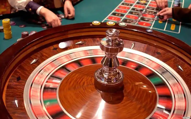 Filipino player accessing swerte777 live casino on mobile phone